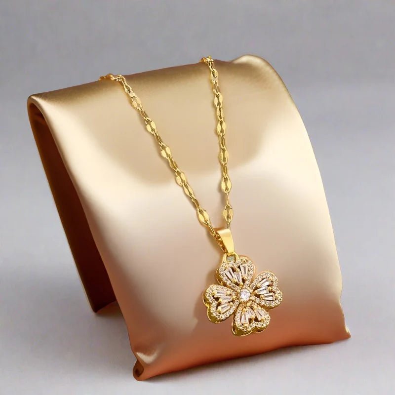 Dönen Yonca Kolye - Zarif Hediye